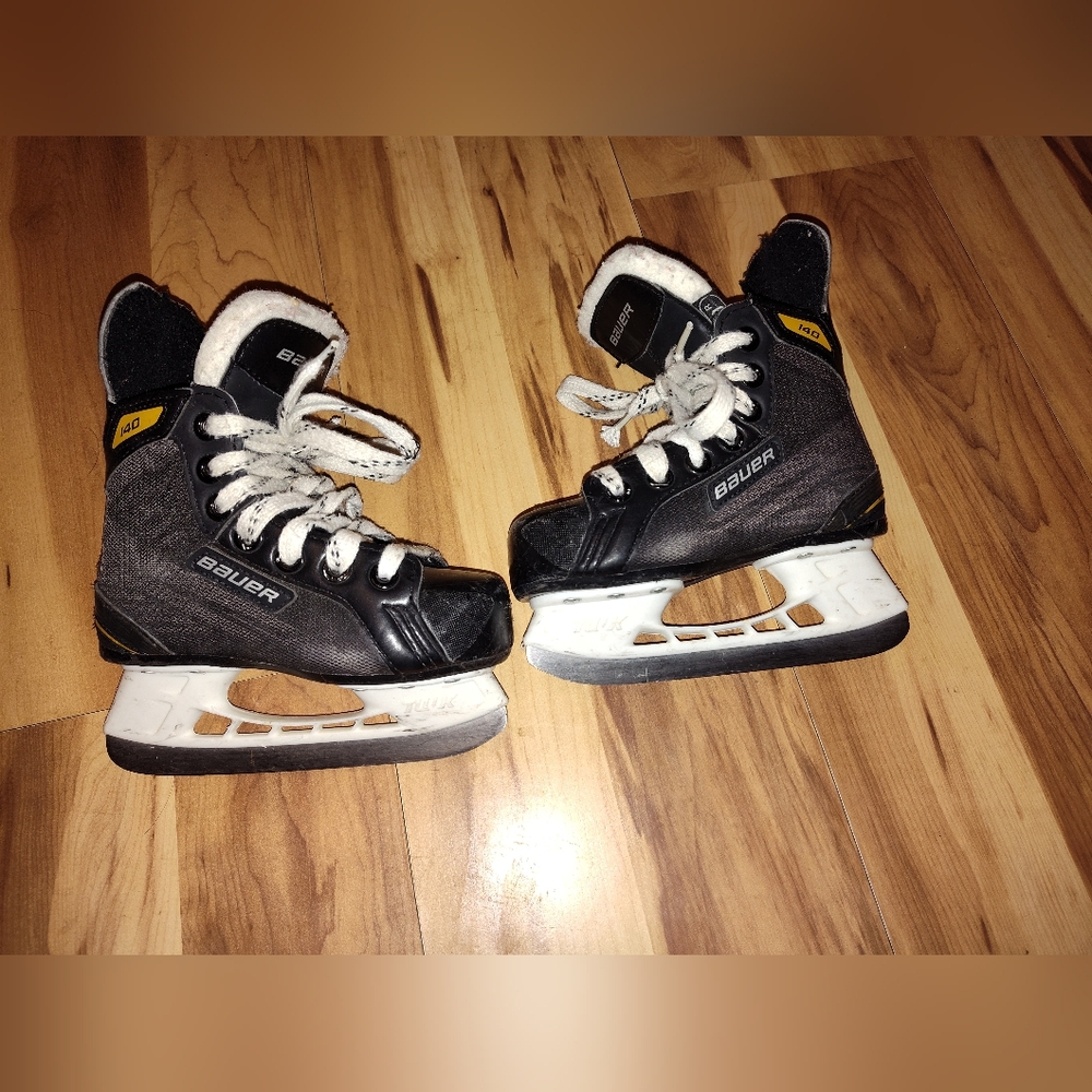 Supreme Bauer 140 ice skating shoes